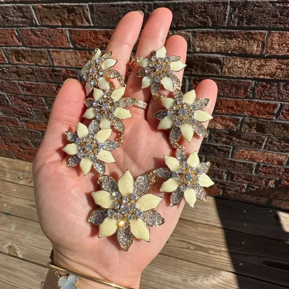 NWT WOMEN YELLOW CRYSTAL FLOWERS CHARTER CLUB NECKLACE - Picture 3 of 3